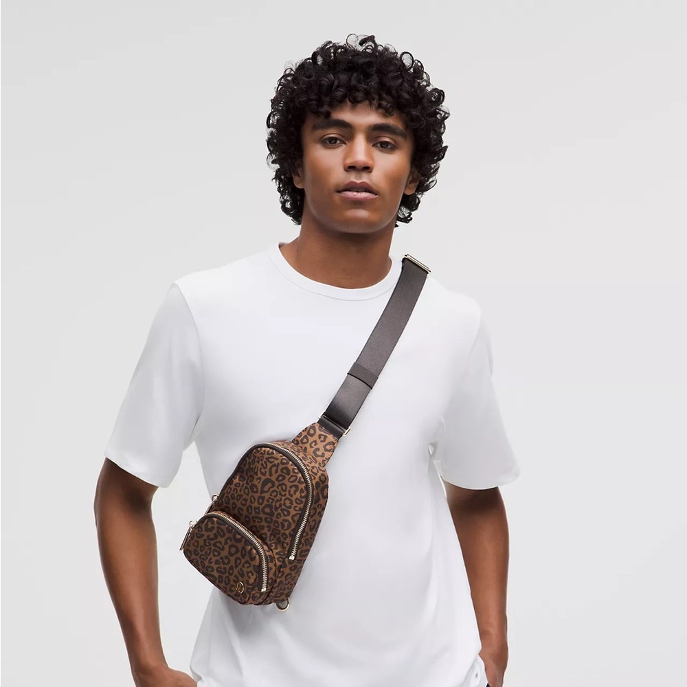 Lululemon Everywhere Sling Bag Small 2L- Leopardo Shift Desert Khaki Multi